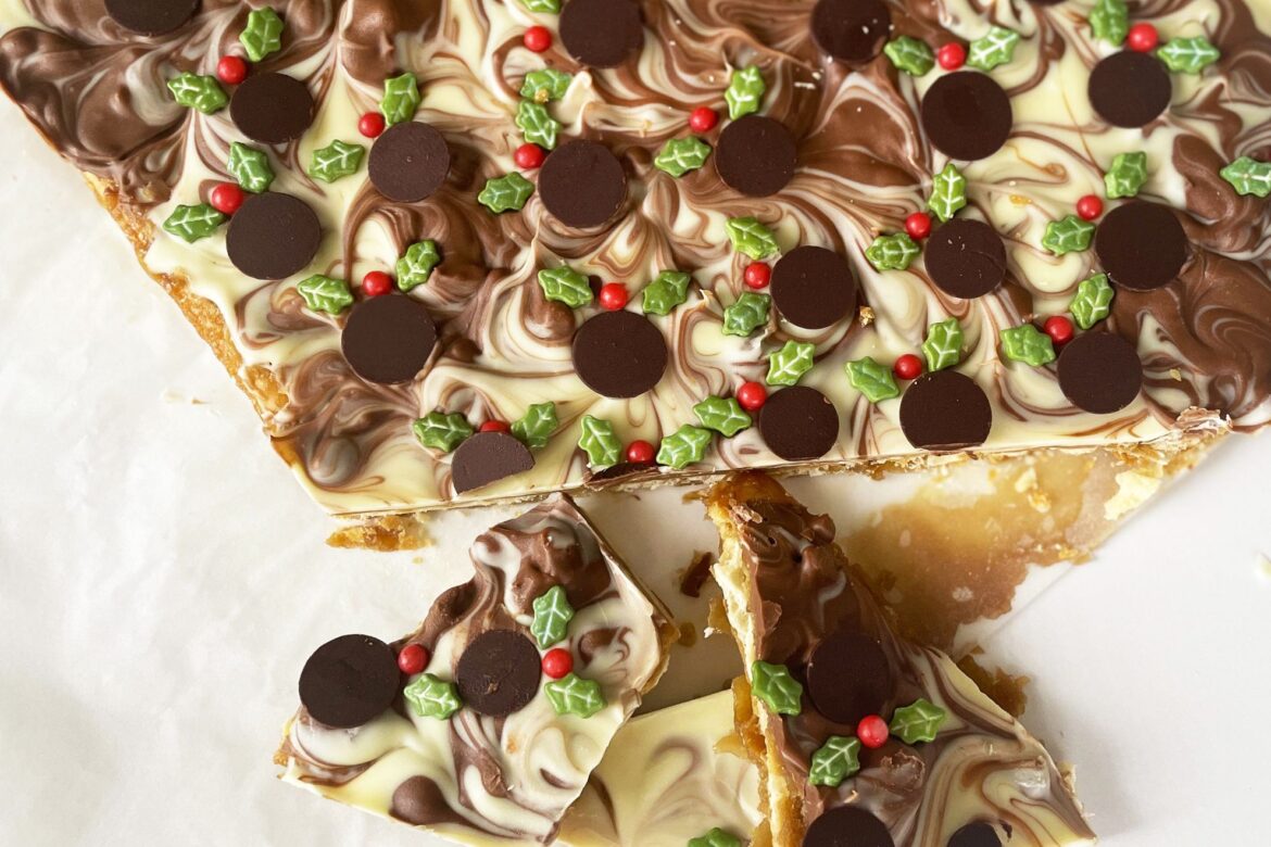 chocolate-christmas-pudding-christmas-crack-recipe-hero-image-204814-1 (1) Chocolate Christmas pudding crack